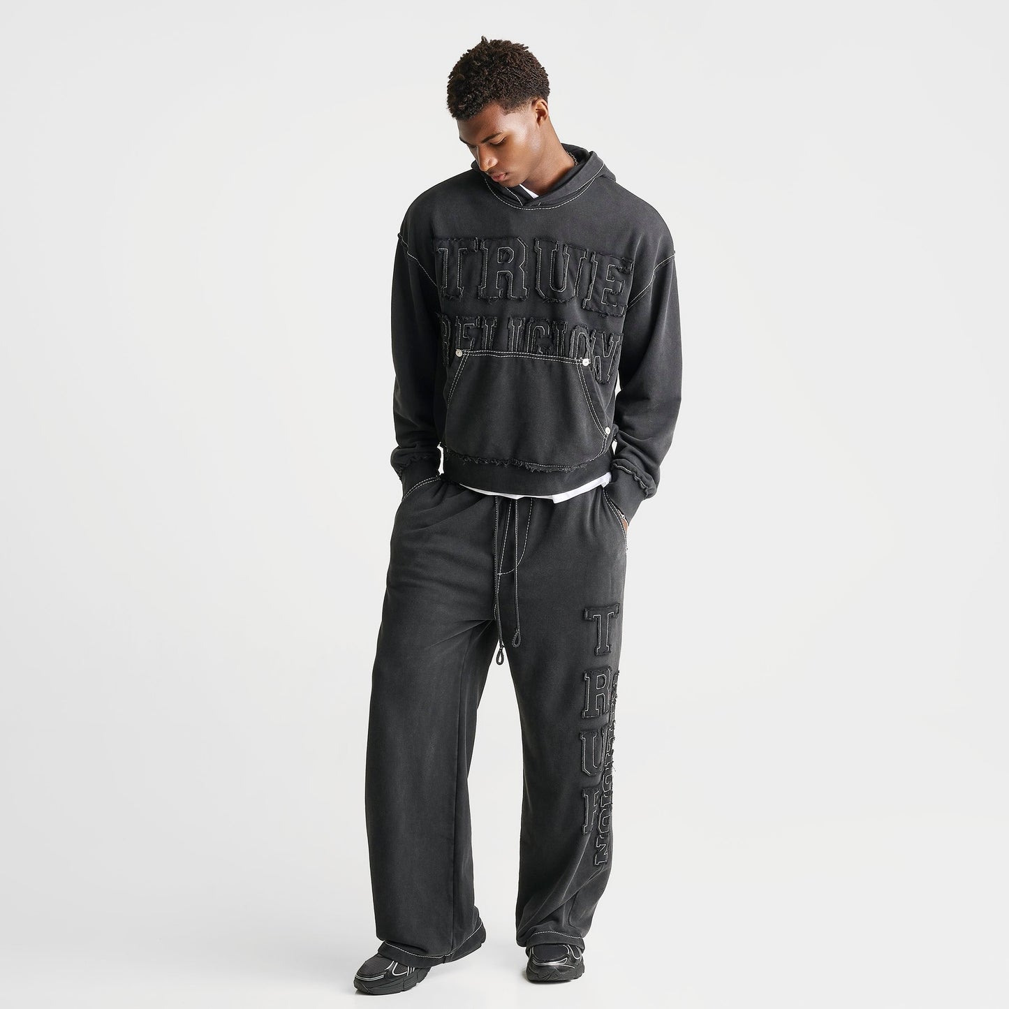 Men's True Religion Logo Appliqué Big T Baggy Sweatpants - Black