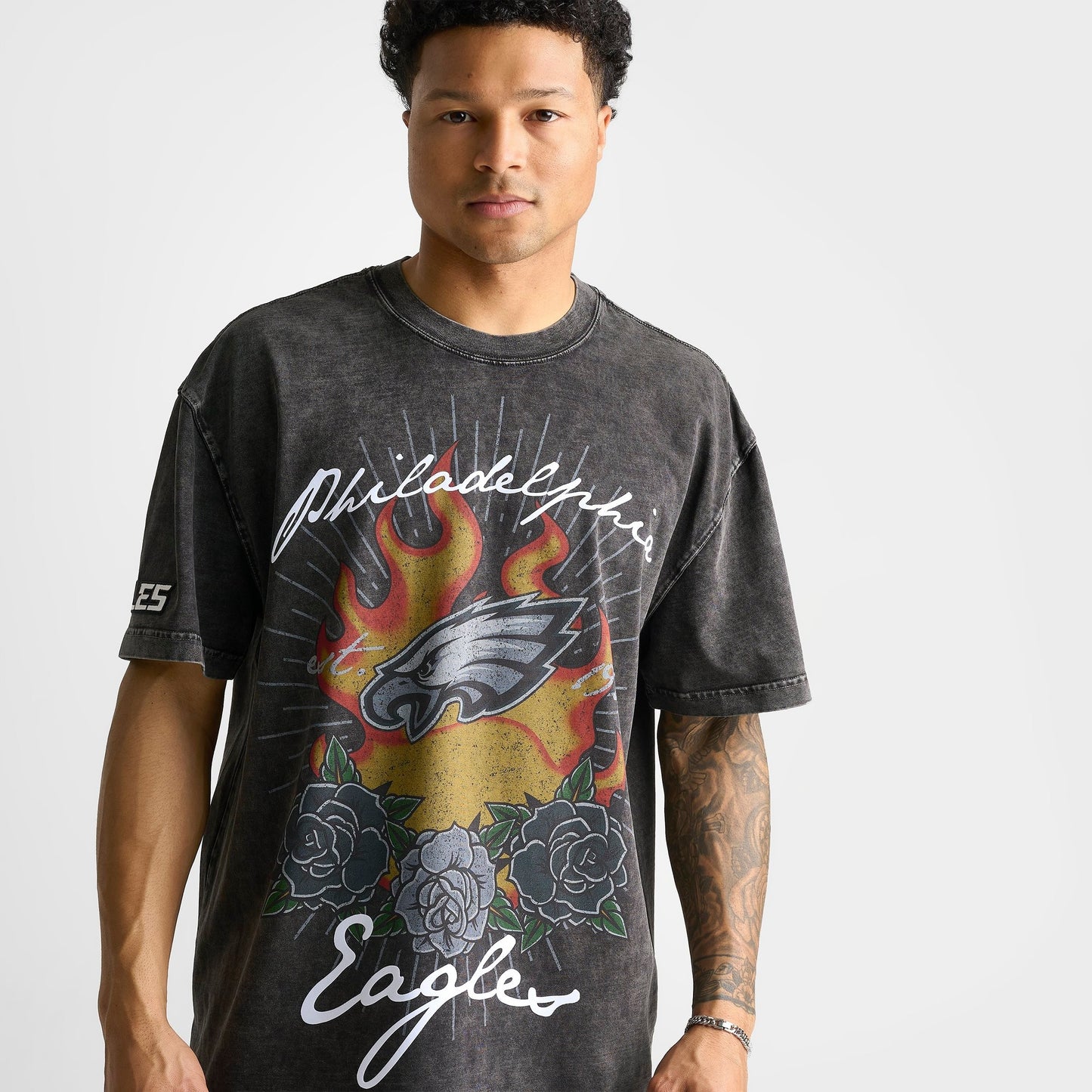 Men's Pro Standard Philadelphia Eagles NFL Fire And Roses Graphic T-Shirt - Washed Black