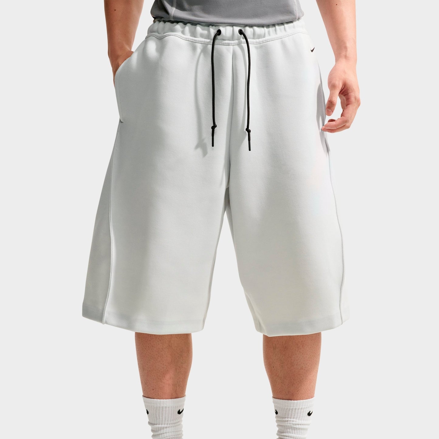 Men's Nike Sportswear Tech Fleece Oversized Fit Shorts - off white/black