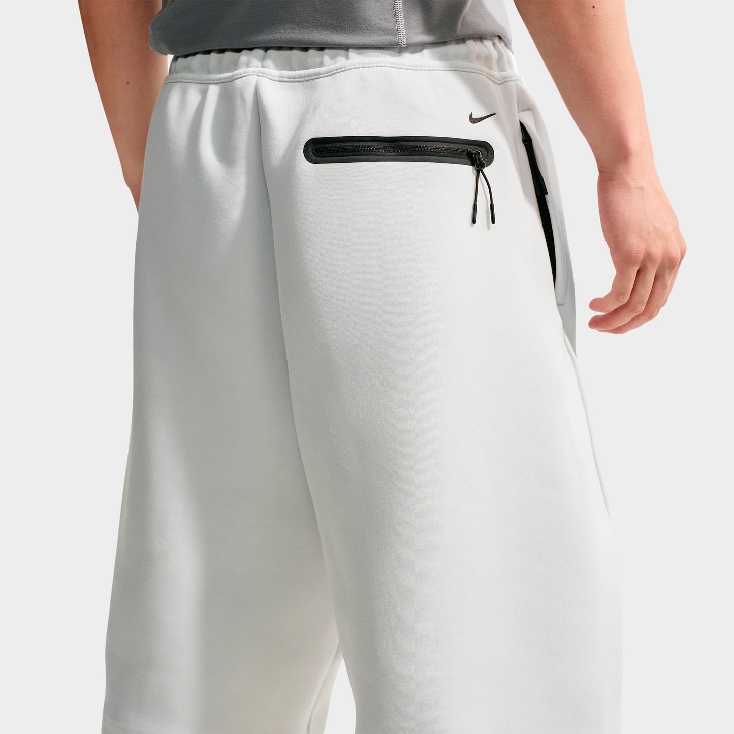 Men's Nike Sportswear Tech Fleece Oversized Fit Shorts - off white/black