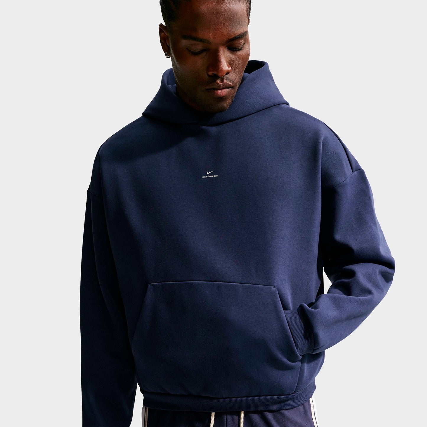 Men's Nike Standard Issue Therma-FIT Brushed Basketball Pullover Hoodie - Midnight Navy/Pale Ivory