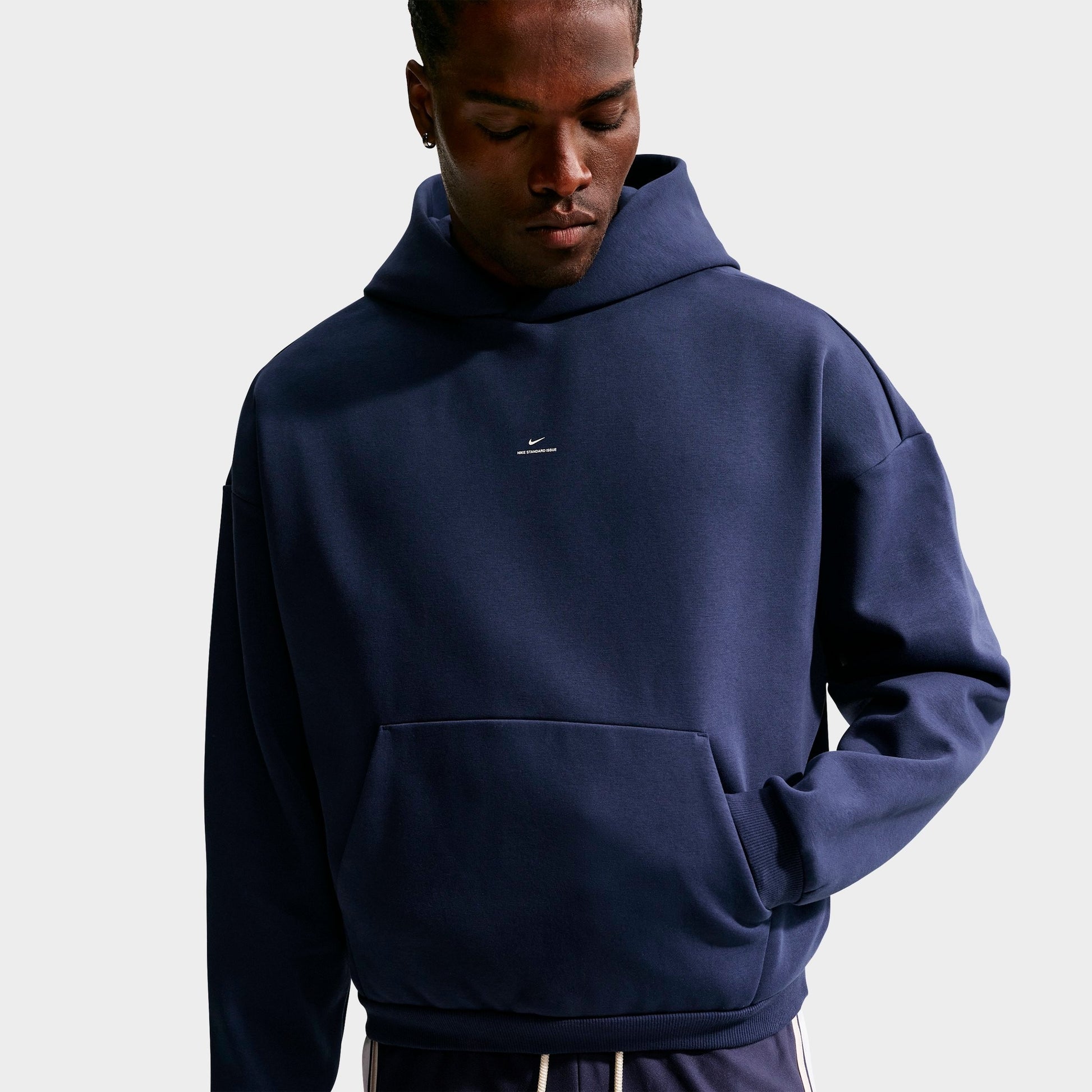 Men's Nike Standard Issue Therma-FIT Brushed Basketball Pullover Hoodie - Midnight Navy/Pale Ivory